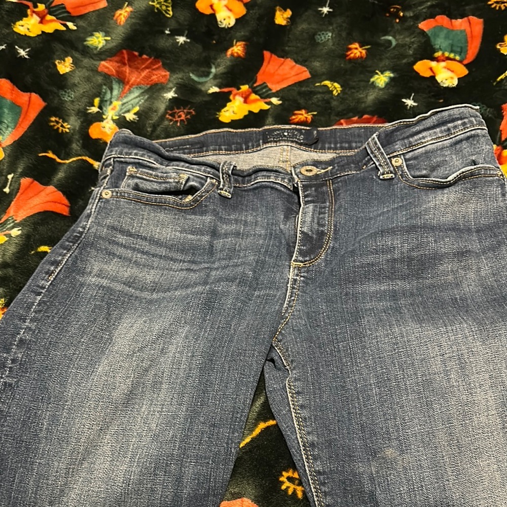 Classic Lucky women’s skinny, straight leg jeans in great used condition.